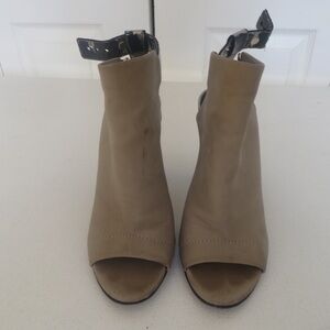 🔴CLEARANCE🔴 Size 6.5 Vince Tan Open Toe Booties